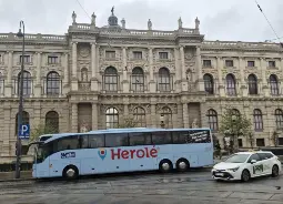 Auf Klassenfahrt mit HEROL&Eacute;: Herol&eacute; Bus vorm Naturhistorischen Museum Wien