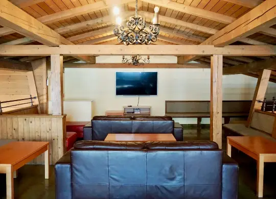 Auf Klassenfahrt mit HEROLÉ: Netflix-Raum im Hotel Josef im Salzburger Land