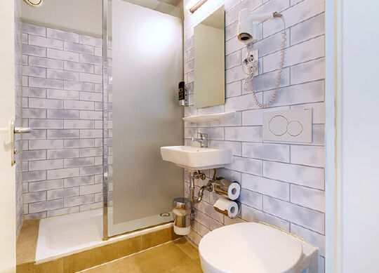 Auf Klassenfahrt mit HEROLÉ: Neue Bäder im a&o Hostel München Hackerbrücke