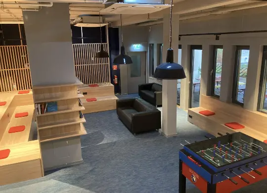Auf Klassenfahrt mit HEROLÉ: Neue Gemeinschaftslounge im acama Hostel Kreuzberg
