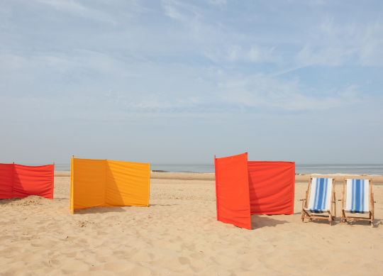 Niederländische Nordseeküste Liegestühle Niederländische Nordseeküste - Liegestühle und windschutz stehen am Strand