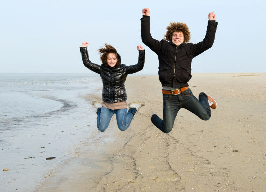 Niederländische Nordseeküste - Jugendliche am Strand Klassenfahrt - Niederländische Nordseeküste - Jugendliche springen am Strand in die Luft