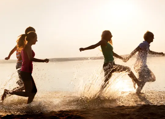 Auf Klassenfahrt mit HEROLÉ: Jugendliche am Strand an der niederländischen Nordseeküste.