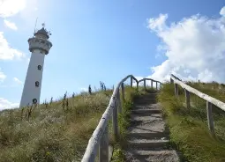 Leuchtturm in Egmond an Zee an der niederländischen Nordseeküste  Auf Klassenfahrt mit HEROLÉ: Leuchtturm in Egmond an Zee an der niederländischen Nordseeküste.