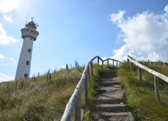 Auf Klassenfahrt mit HEROLÉ: Leuchtturm in Egmond an Zee an der niederländischen Nordseeküste.