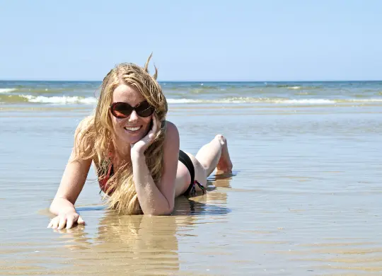 Auf Klassenfahrt mit HEROLÉ: Mädchen am Strand an der niederländischen Nordseeküste.