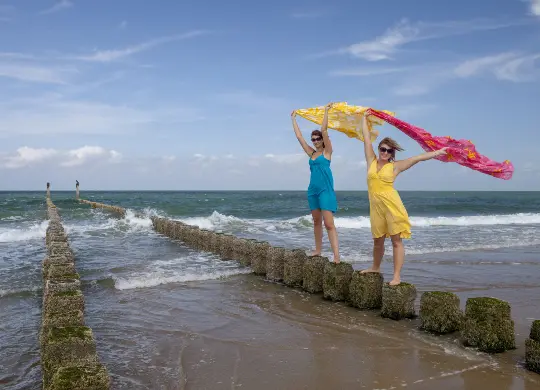 Auf Klassenfahrt mit HEROLÉ: Niederländische Nordseeküste. Mädchen am Strand