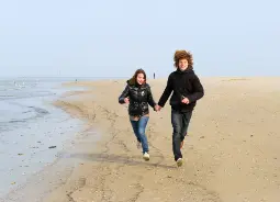 Auf Klassenfahrt mit HEROLÉ: Spaß am Strand an der niederländischen Nordseeküste.