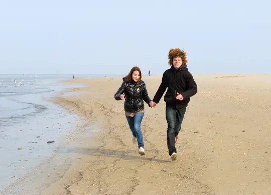Auf Klassenfahrt mit HEROLÉ: Spaß am Strand an der niederländischen Nordseeküste.