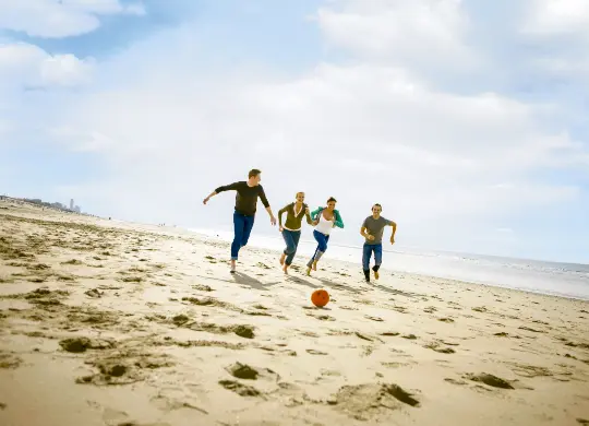Auf Klassenfahrt mit HEROLÉ: Spielen Sie mit Ihrer Klasse auch eine Runde Fußball am Strand der Niederländischen Nordseeküste