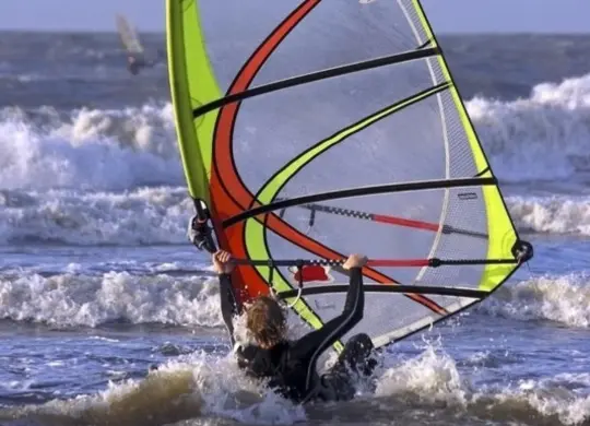 Auf Klassenfahrt mit HEROLÉ: Strandaktivität Windsurfen an der niederländischen Nordseeküste.