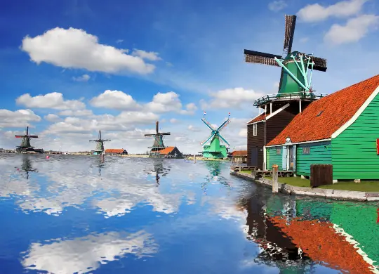 Auf Klassenfahrt mit HEROLÉ: Windmühlen an der niederländischen Nordseeküste.