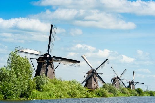 Windmühlen an der niederländischen Nordseeküste Auf Klassenfahrt mit HEROLÉ: Windmühlen an der niederländischen Nordseeküste.