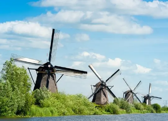 Auf Klassenfahrt mit HEROLÉ: Windmühlen an der niederländischen Nordseeküste.