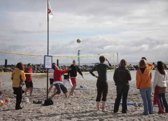 Beachvolleyball an der Nordsee Auf Klassenfahrt mit HEROLÉ: Spaß beim Beachvolleyball am Strand an der Nordsee