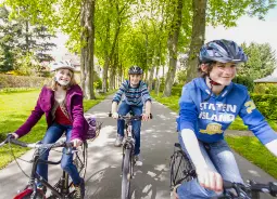 Auf Klassenfahrt mit HEROLÉ: Schüler fahren zusammen Fahrrad an der Nordsee