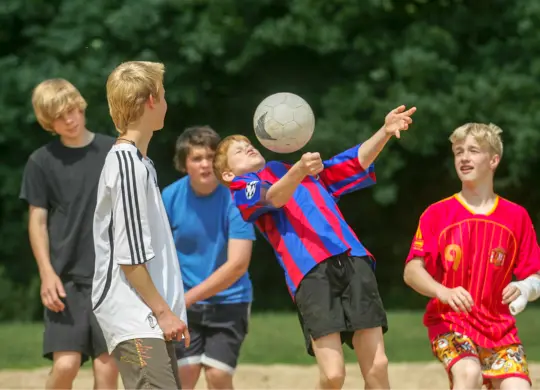 Auf Klassenfahrt mit HEROLÉ: Kinder beim Fussballspielen Nordsee