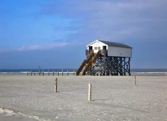 Auf Klassenfahrt mit HEROLÉ: Haus auf Stelzen Küste. an der Nordsee