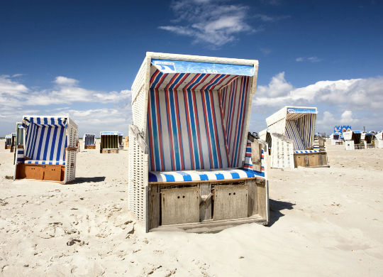 Klassenfahrten Nordsee - Strandkorb Klassenfahrten Nordsee - Blick auf mehrere Strandkörbe am Meer