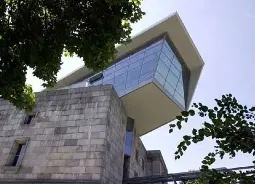 Außenfassade des Dokumentationszentrum in Nürnberg Auf Klassenfahrt mit HEROLÉ: Besuchen Sie auch das Dokumentationszentrum  in Nürnberg