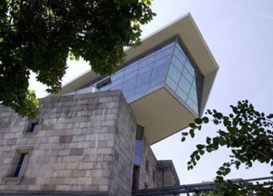 Außenfassade des Dokumentationszentrum in Nürnberg Auf Klassenfahrt mit HEROLÉ: Besuchen Sie auch das Dokumentationszentrum  in Nürnberg