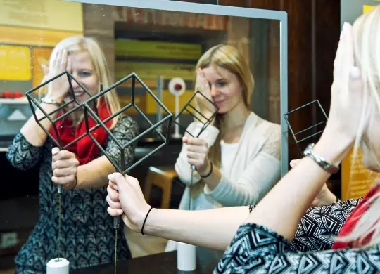 Auf Klassenfahrt mit HEROLÉ: Schüler im Turm der Sinne beim Entdecken des Necker Würfels