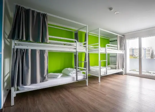 Auf Klassenfahrt mit HEROLÉ: Zimmerbeispiel im Nyon Hostel in Nyon bei Genf