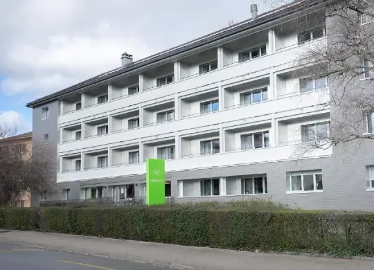 Auf Klassenfahrt mit HEROLÉ: Außenansicht des Nyon Hostels bei Genf