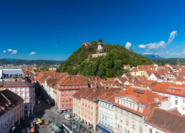 Auf Klassenfahrt mit HEROLÉ: Block auf den Schloßberg von Graz mit Uhrturm
