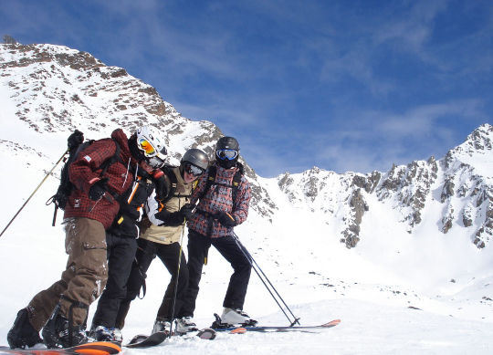 Klassenfahrten Ötztal - Wintersportler Klassenfahrten Ötztal - Skifahrer und Snowboarder auf der Piste