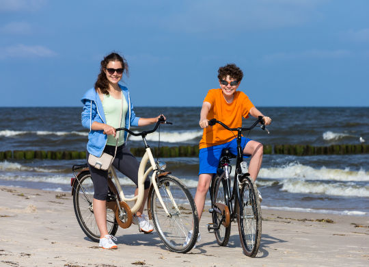 Klassenfahrten Ostsee - Fahrradfahrer Klassenfahrten Ostsee - Jugendliche fahren Fahrrad am Strand