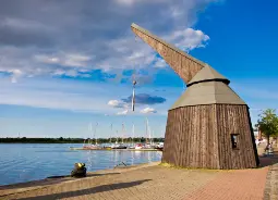 Auf Klassenfahrt mit HEROLÉ: Historischer Kran im Hafen von Rostock. an der Ostsee