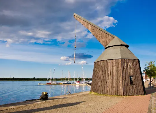 Auf Klassenfahrt mit HEROLÉ: Historischer Kran im Hafen von Rostock. an der Ostsee