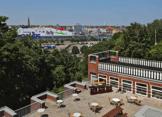 Terrasse in der JH Kiel an der Ostsee Auf Klassenfahrt mit HEROLÉ: Terrasse in der JH Kiel an der Ostsee