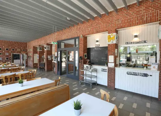 Rezeptionsbereich in der JH Kiel an der Ostsee Auf Klassenfahrt mit HEROLÉ: Rezeptionsbereich in der JH Kiel an der Ostsee