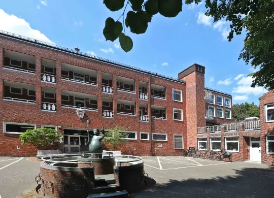 Außenansicht des Eingangsbereichs in der JH Kiel an der Ostsee Auf Klassenfahrt mit HEROLÉ: Außenansicht des Eingangsbereichs in der JH Kiel an der Ostsee