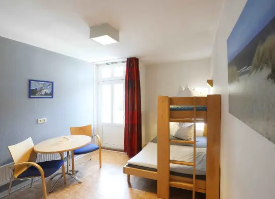 Beispielbild eines Zweibettzimmers in der JH Kiel an der Ostsee Auf Klassenfahrt mit HEROLÉ: Beispielbild eines Zweibettzimmers in der JH Kiel an der Ostsee