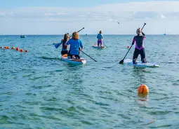 Ostsee - Schüler lernen SUP auf der Ostsee Auf Klassenfahrt mit HEROLÉ: Schüler lernen SUP auf der Ostsee.