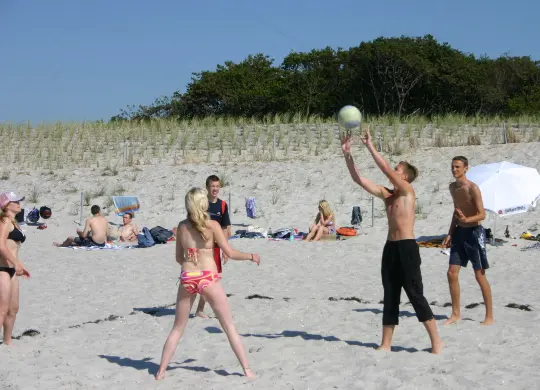Auf Klassenfahrt mit HEROLÉ: Kinder beim Volleyball spielen an der Ostsee.