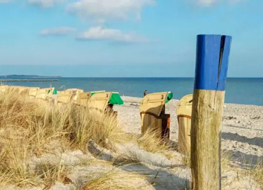 Auf Klassenfahrt mit HEROLÉ: Strandkörbe am weiten Ostseestrand