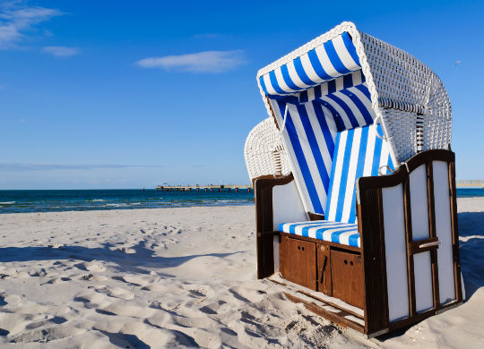 Klassenfahrten Ostsee - Strandkorb Klassenfahrten Ostsee - Blick auf einen Strandkorb in Sand