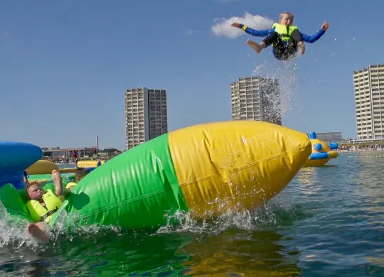 Auf Klassenfahrt mit HEROLÉ: Schüler haben Spaß im Wasserpark Fehmarn