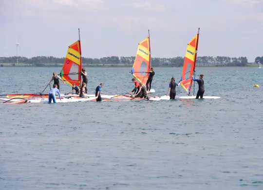 Auf Klassenfahrt mit HEROLÉ: Windsurfen an der Ostsee.