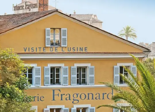Auf Klassenfahrt mit HEROLÉ: Genießen Sie auch den einzigartigen Blick auf die Parfümerie "Fragonard" in Grasse.