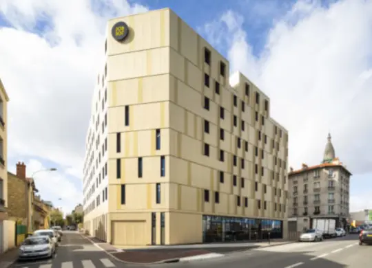 Auf Klassenfahrt mit HEROLÉ: Außenansicht des Jo&Joe Paris Gentilly.