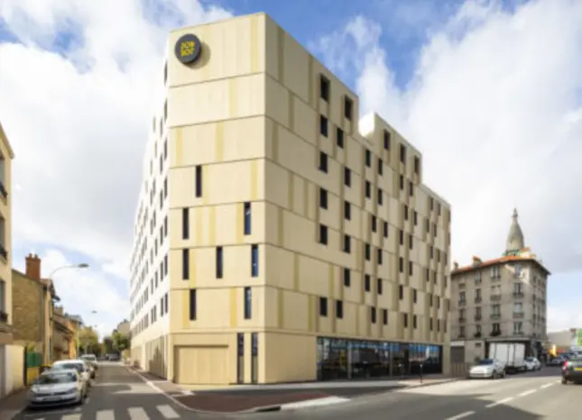 Außenansicht des Jo&Joe Paris Gentilly Auf Klassenfahrt mit HEROLÉ: Außenansicht des Jo&Joe Paris Gentilly.