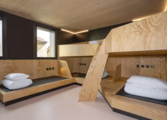 Auf Klassenfahrt mit HEROLÉ: Beispiel eines Mehrbettzimmers im Jo&Joe Paris Gentilly.