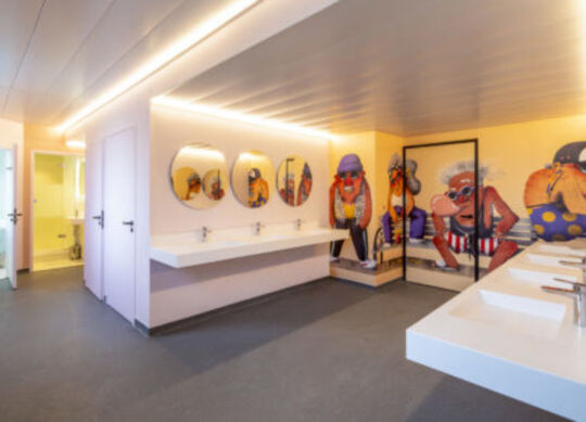 Gemeinschaftsbäder im Jo&Joe Paris Gentilly Auf Klassenfahrt mit HEROLÉ: Gemeinschaftsbäder im Jo&Joe Paris Gentilly.