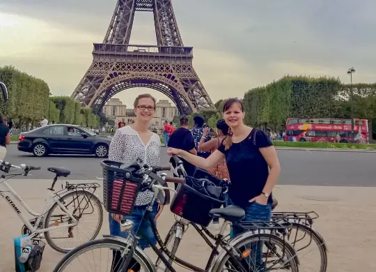 Auf Klassenfahrt mit HEROLÉ: Reiseexpertinnen testen die Stadtführung auf dem Fahrrad in Paris.