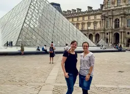 Auf Klassenfahrt mit HEROLÉ: Unsere Kundenberaterinnen erkunden den Louvre in Paris.